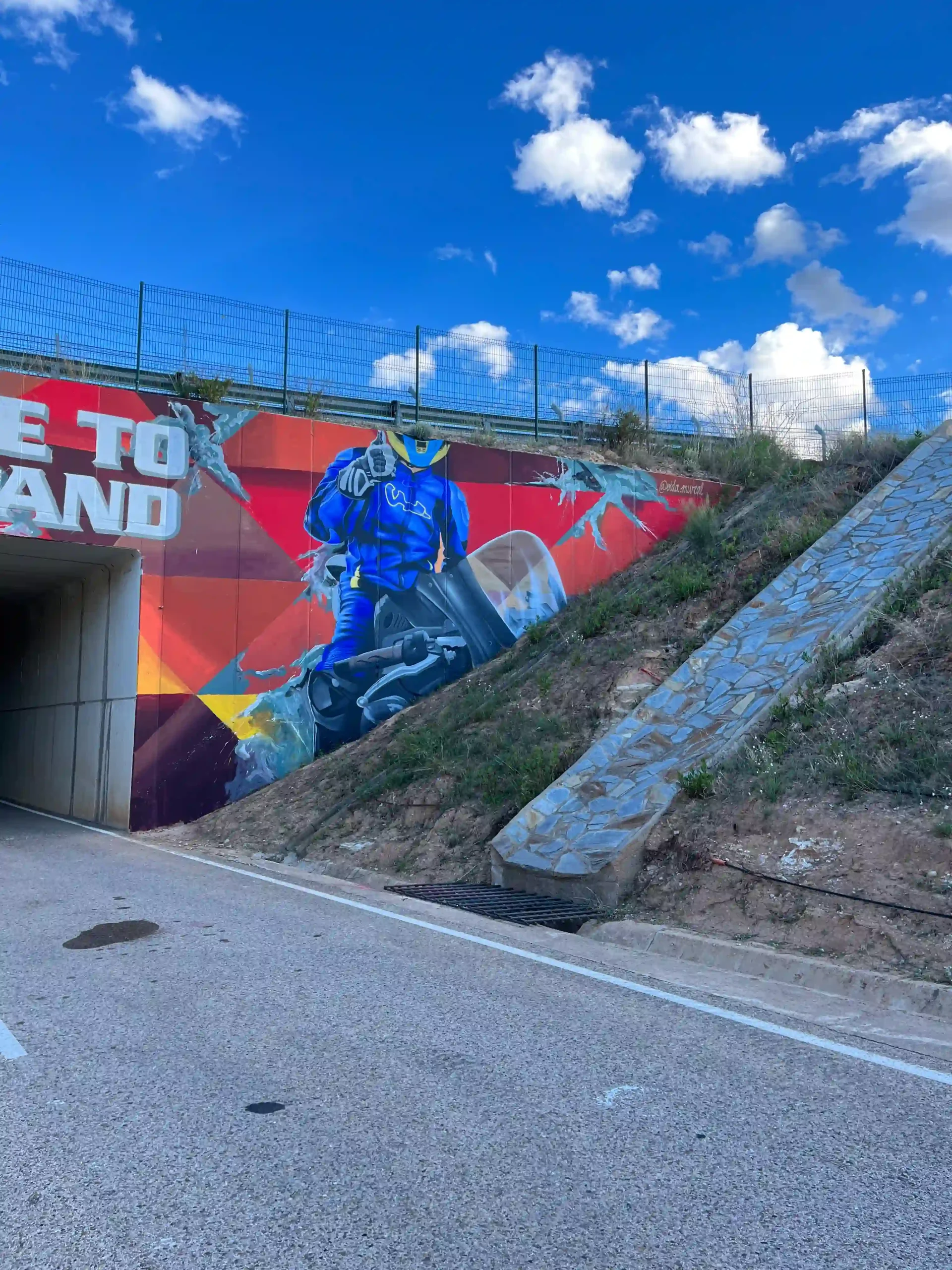 mural pintado a mano huesca motorland